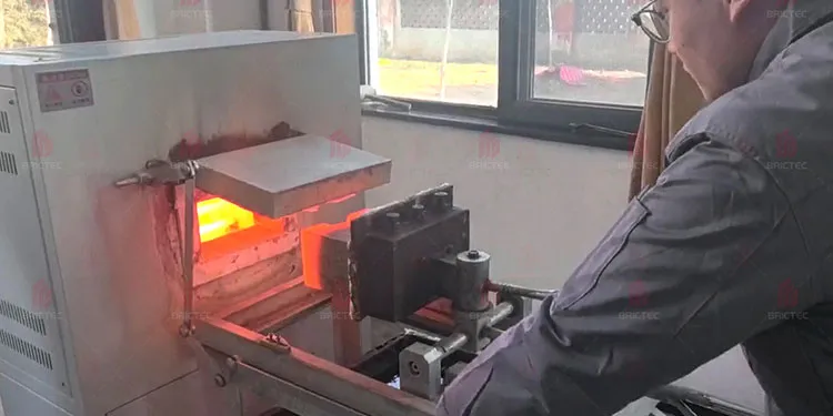 Materie refrattarie resistenti alle alte temperature, di alta qualità e durevolezza, a basso costo energetico 2
